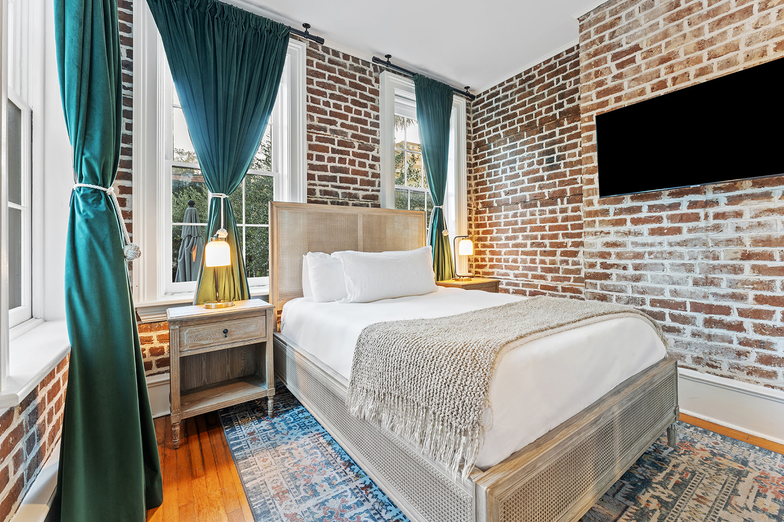 Deluxe Queen Suite Savannah GA | Courtyard View Boutique Hotel